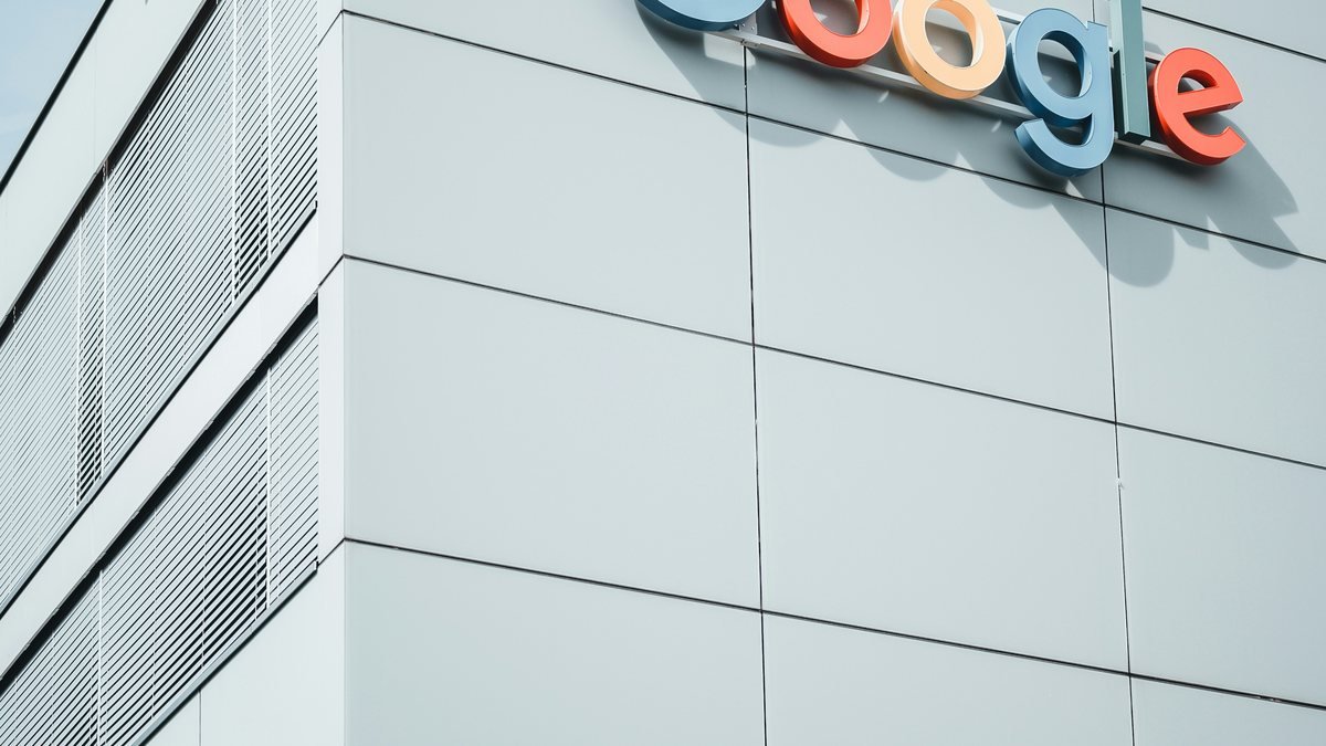 Fachada de um prédio do Google, com o logotipo colorido na quina do edifício.