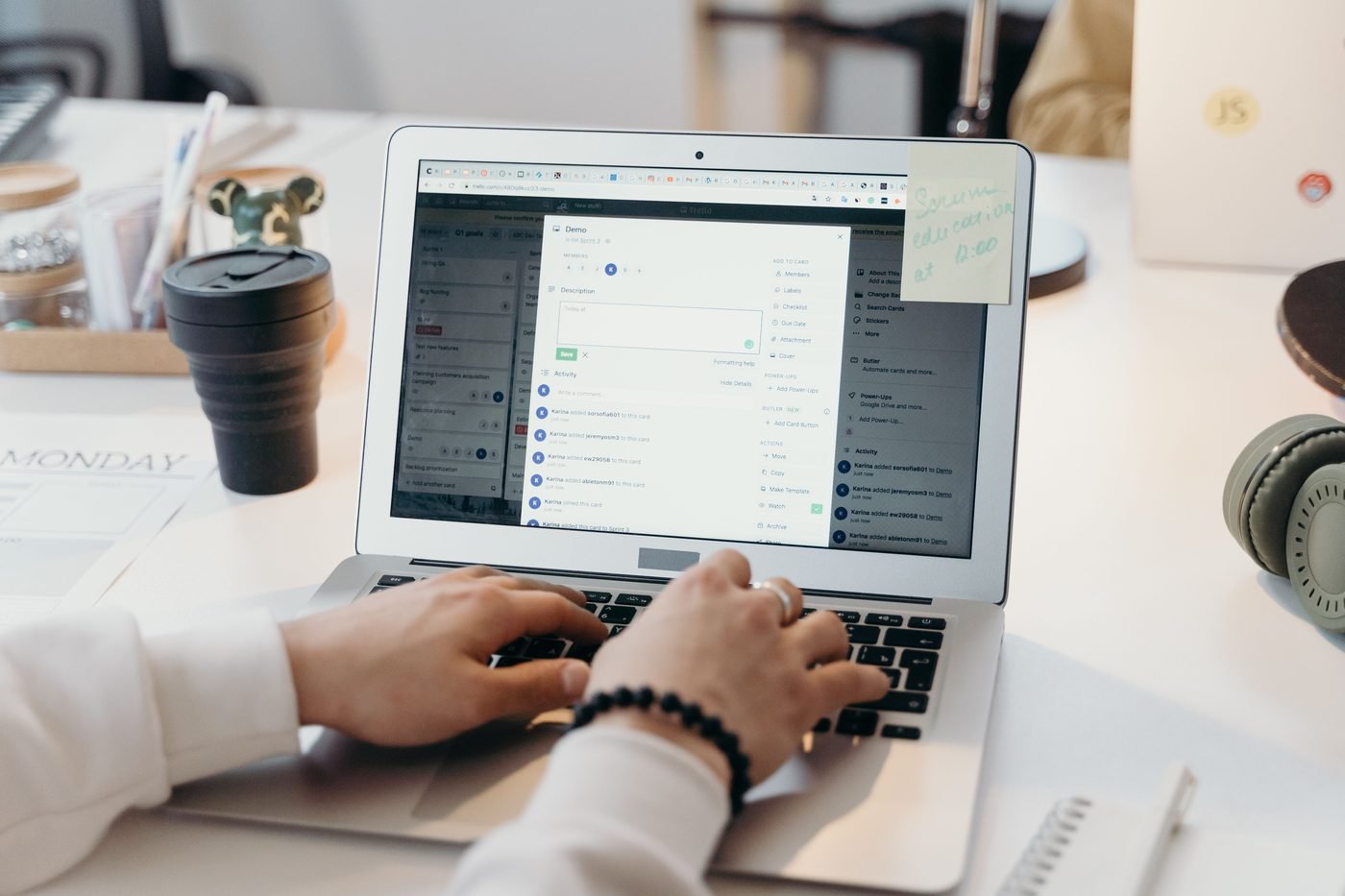 Pessoa digitando em um notebook com uma caixa de entrada de e-mail aberta na tela.